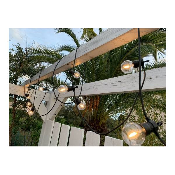 décoration lumineuse extérieure sur palissade avec la guirlande guinguette 6M Elume 10 ampoules transparentes