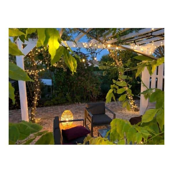 décoration lumineuse d'extérieur sous pergola pour un été très lumineux !